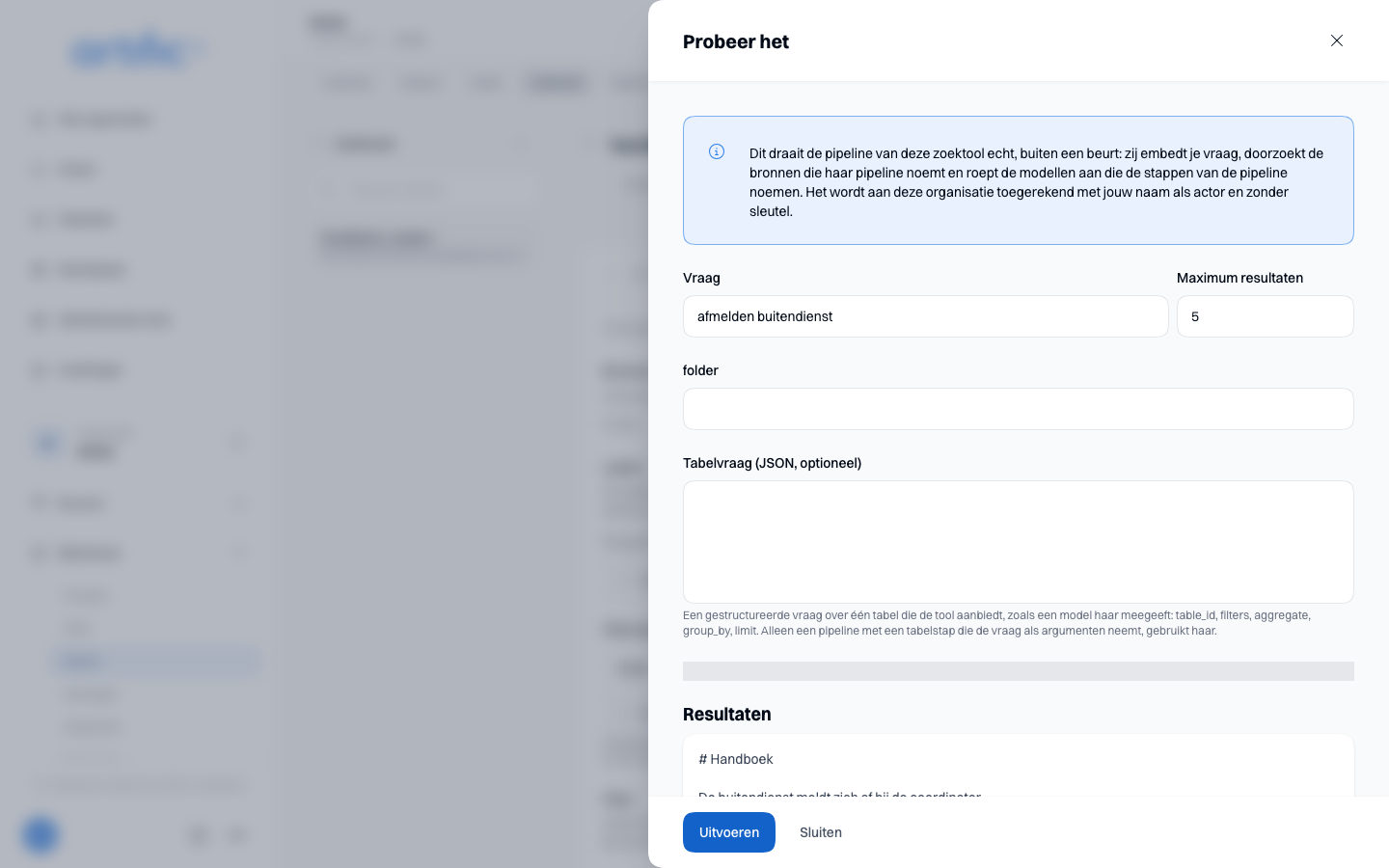 De la Probeer het over het scherm van een zoektool: de waarschuwing over de kosten, het veld Vraag met een ingevulde vraag, en daaronder Resultaten met één fragment plus zijn bron, index en score, en de knop Toon stappen.