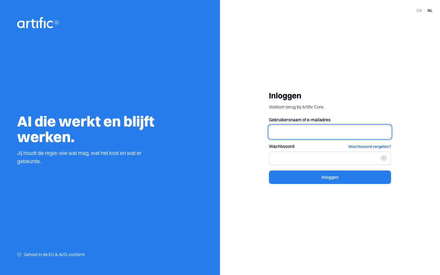 De inlogpagina: links een blauw vlak met het Artific-logo en de zin AI die werkt en blijft werken, rechts de kop Inloggen met een veld voor gebruikersnaam of e-mailadres, een wachtwoordveld met de link Wachtwoord vergeten? erboven en een knop Inloggen.